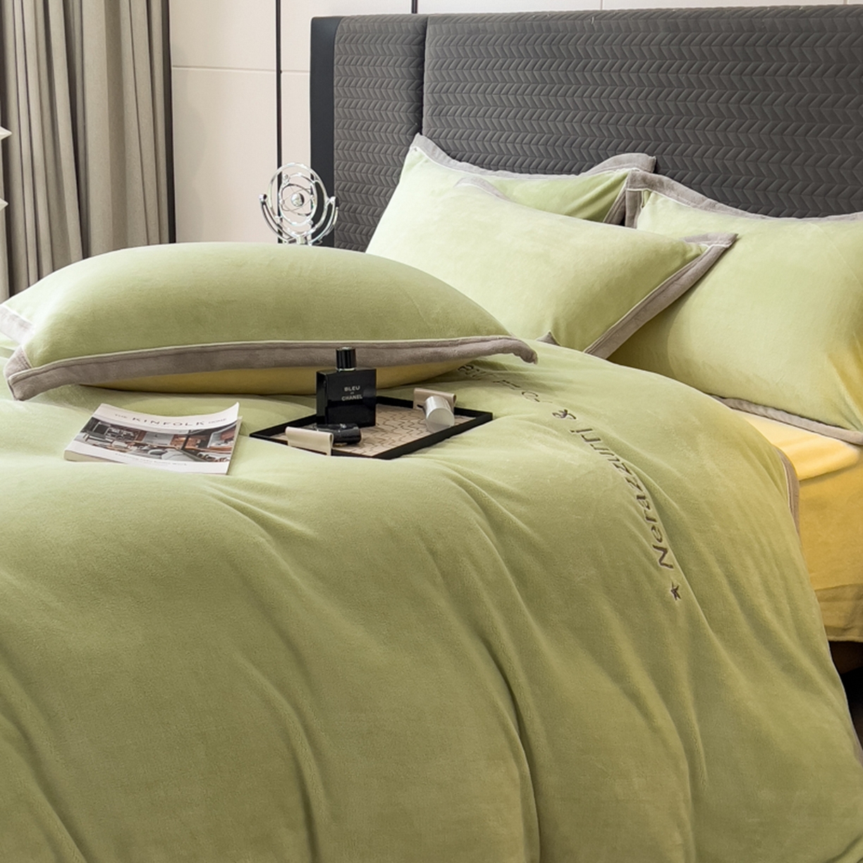 91家纺网 家纺一手货源 找家纺 印季家纺 2025新款牛奶绒两星绣花包边四件套 草绿-奶油黄