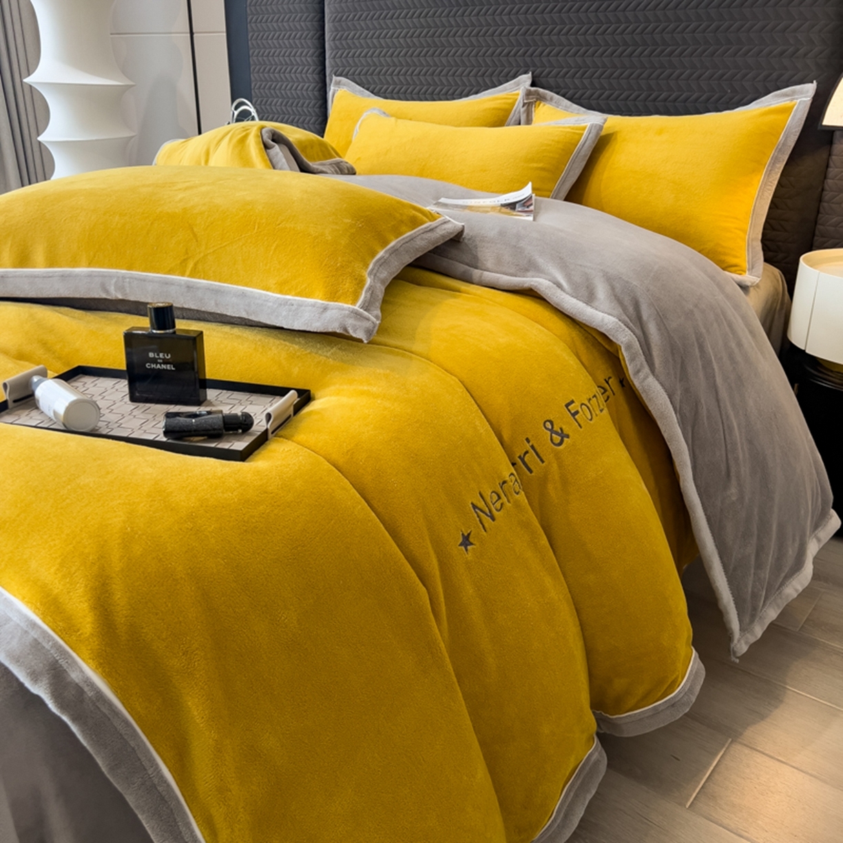 91家纺网 家纺一手货源 找家纺 印季家纺 2025新款牛奶绒两星绣花包边四件套 姜黄-马丁灰