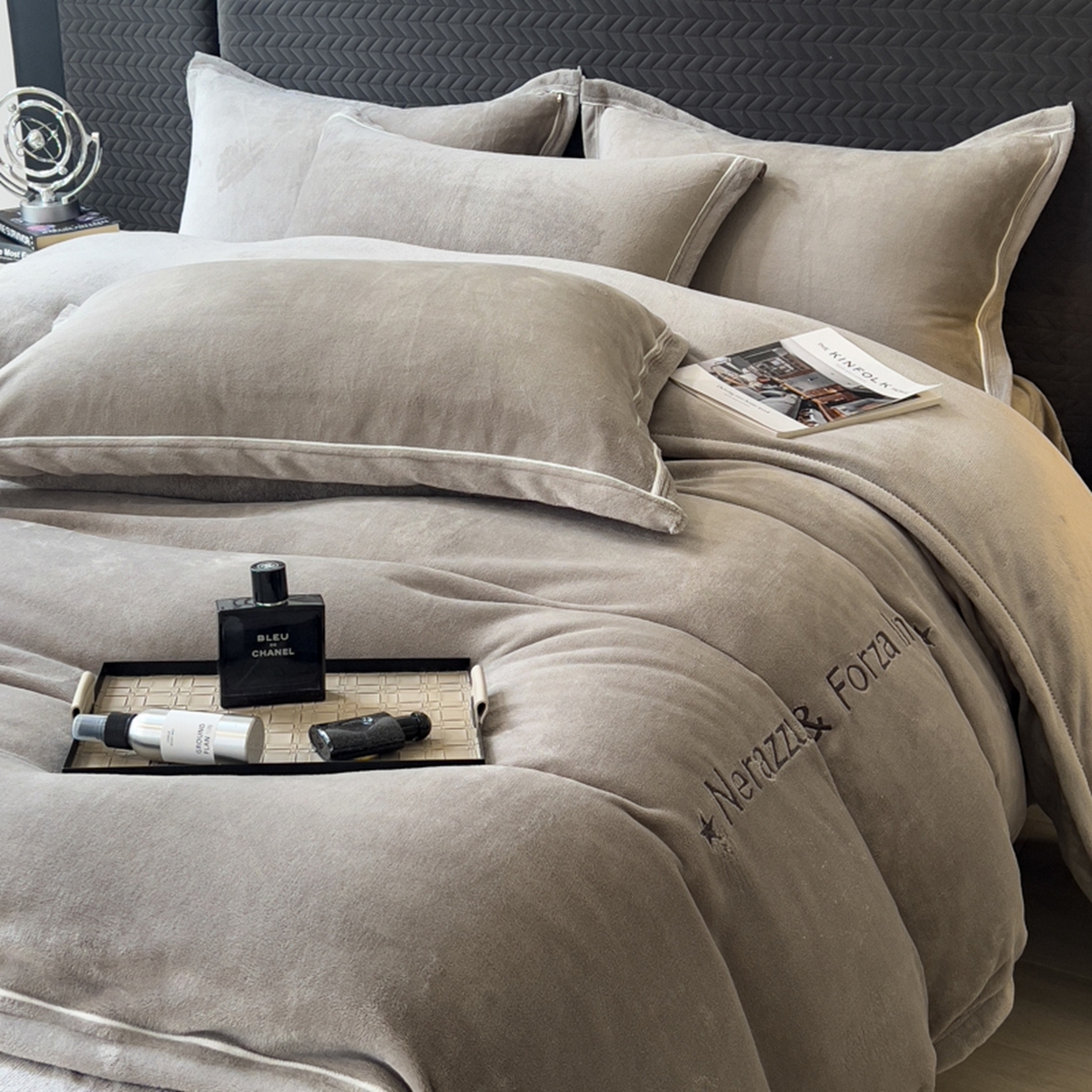 91家纺网 家纺一手货源 找家纺 印季家纺 2025新款牛奶绒两星绣花包边四件套 马丁灰