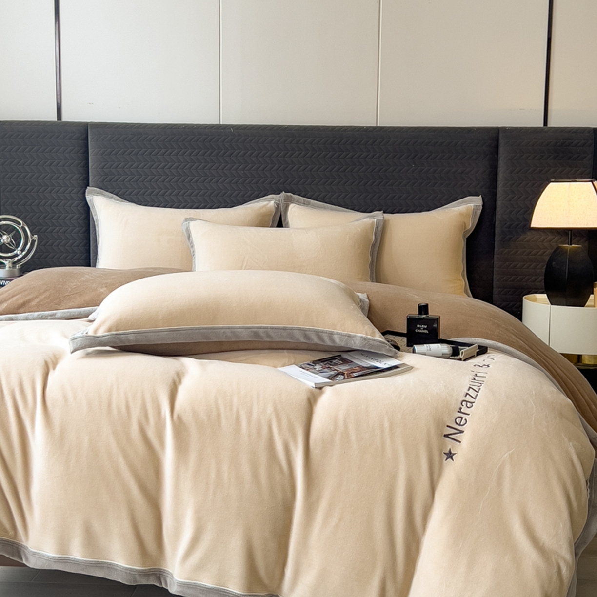 91家纺网 家纺一手货源 找家纺 印季家纺 2025新款牛奶绒两星绣花包边四件套 米驼-咖啡