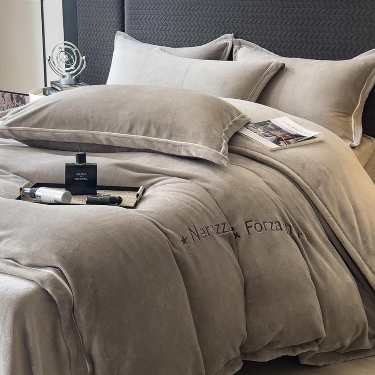 91家纺网 家纺一手货源 找家纺 印季家纺 2025新款牛奶绒两星绣花包边四件套 马丁灰