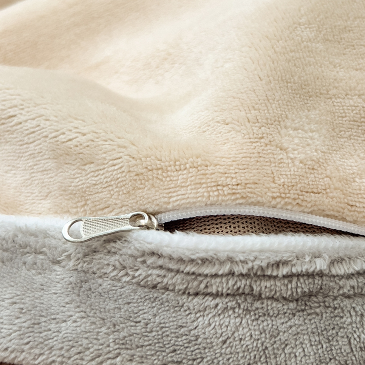 91家纺网 家纺一手货源 找家纺 印季家纺 2025新款牛奶绒两星绣花包边四件套 米驼-咖啡