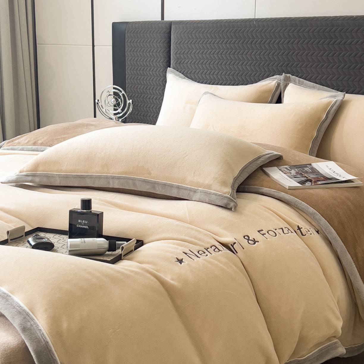 91家纺网 家纺一手货源 找家纺 印季家纺 2025新款牛奶绒两星绣花包边四件套 米驼-咖啡