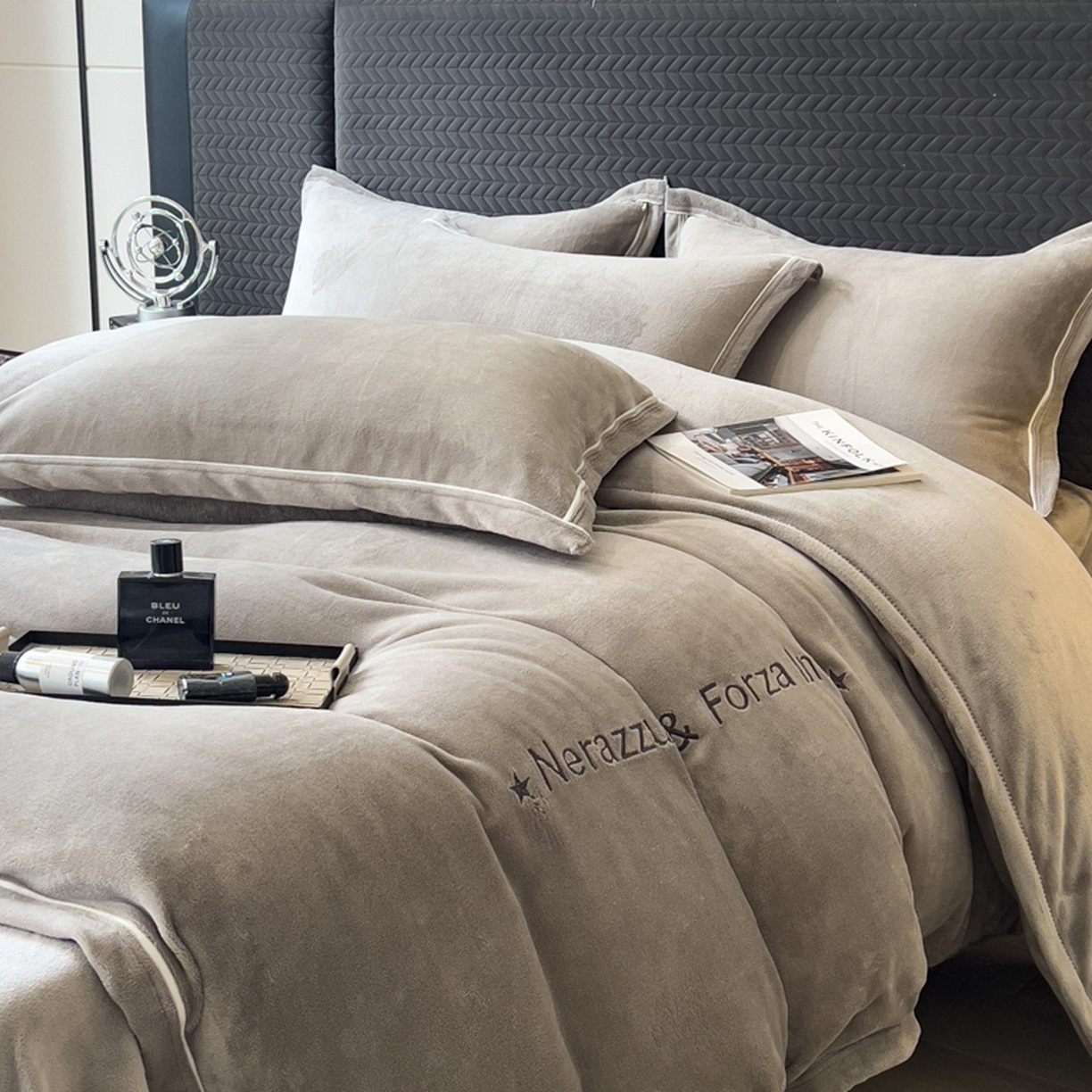 91家纺网 家纺一手货源 找家纺 印季家纺 2025新款牛奶绒两星绣花包边四件套 马丁灰