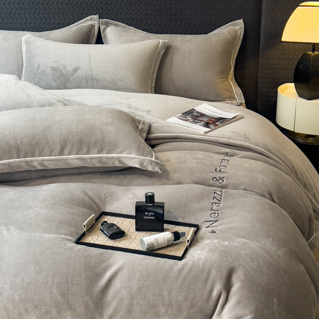 91家纺网 家纺一手货源 找家纺 印季家纺 2025新款牛奶绒两星绣花包边四件套 马丁灰