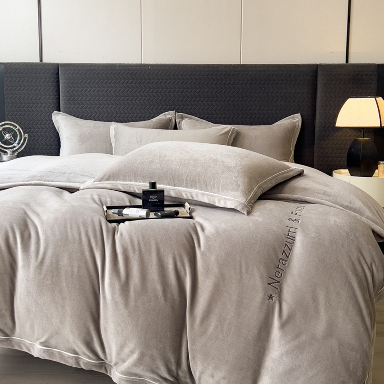 91家纺网 家纺一手货源 找家纺 印季家纺 2025新款牛奶绒两星绣花包边四件套 马丁灰