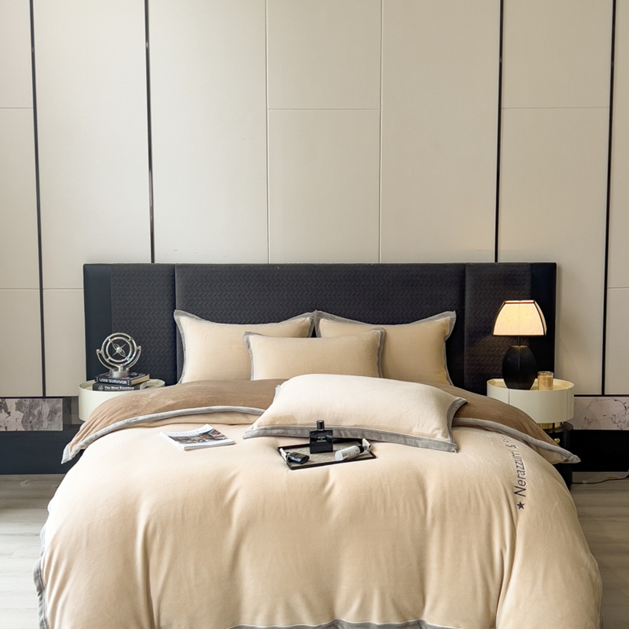 91家纺网 家纺一手货源 找家纺 印季家纺 2025新款牛奶绒两星绣花包边四件套 米驼-咖啡