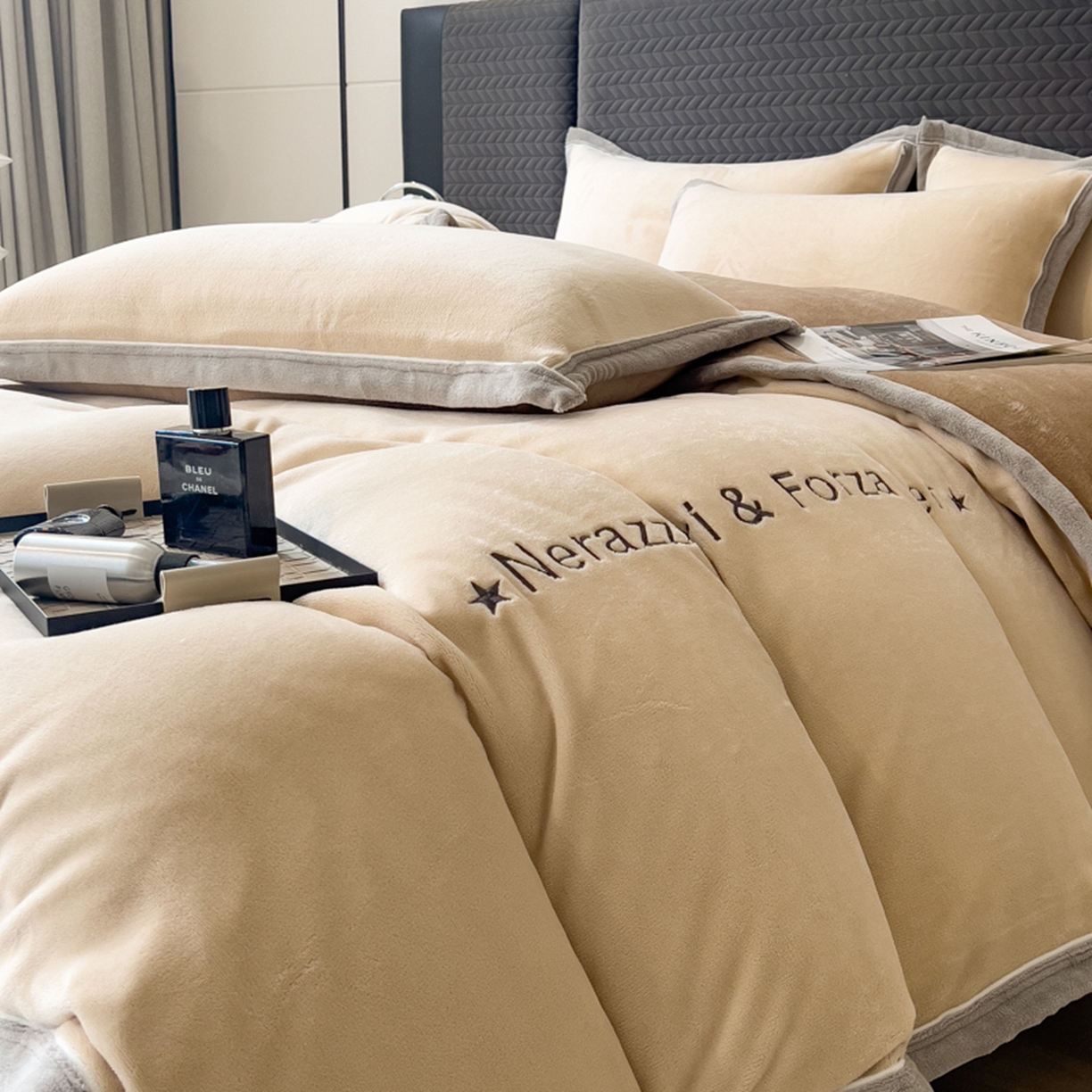 91家纺网 家纺一手货源 找家纺 印季家纺 2025新款牛奶绒两星绣花包边四件套 米驼-咖啡