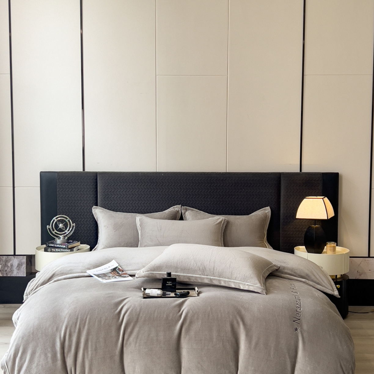 91家纺网 家纺一手货源 找家纺 印季家纺 2025新款牛奶绒两星绣花包边四件套 马丁灰