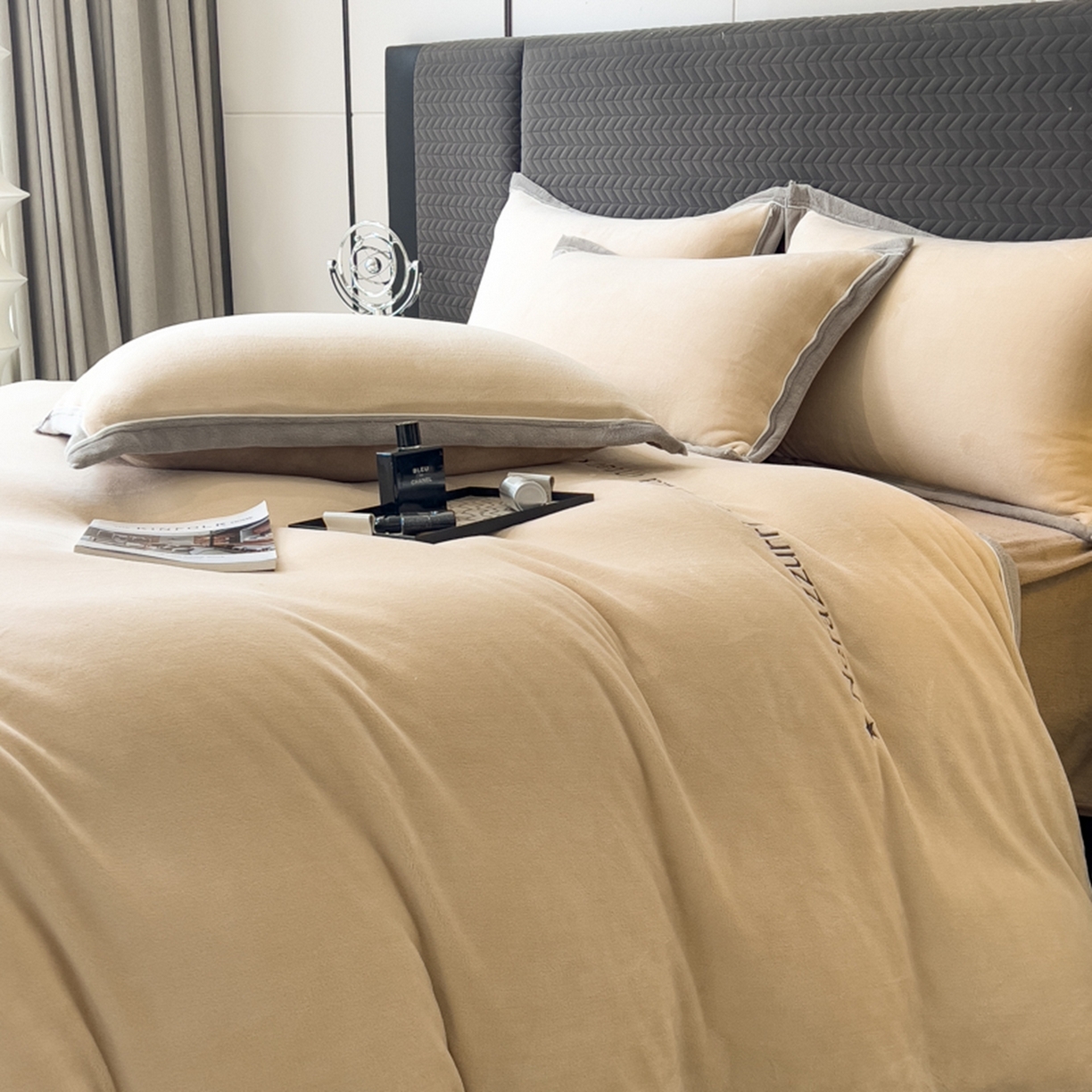 91家纺网 家纺一手货源 找家纺 印季家纺 2025新款牛奶绒两星绣花包边四件套 米驼-咖啡