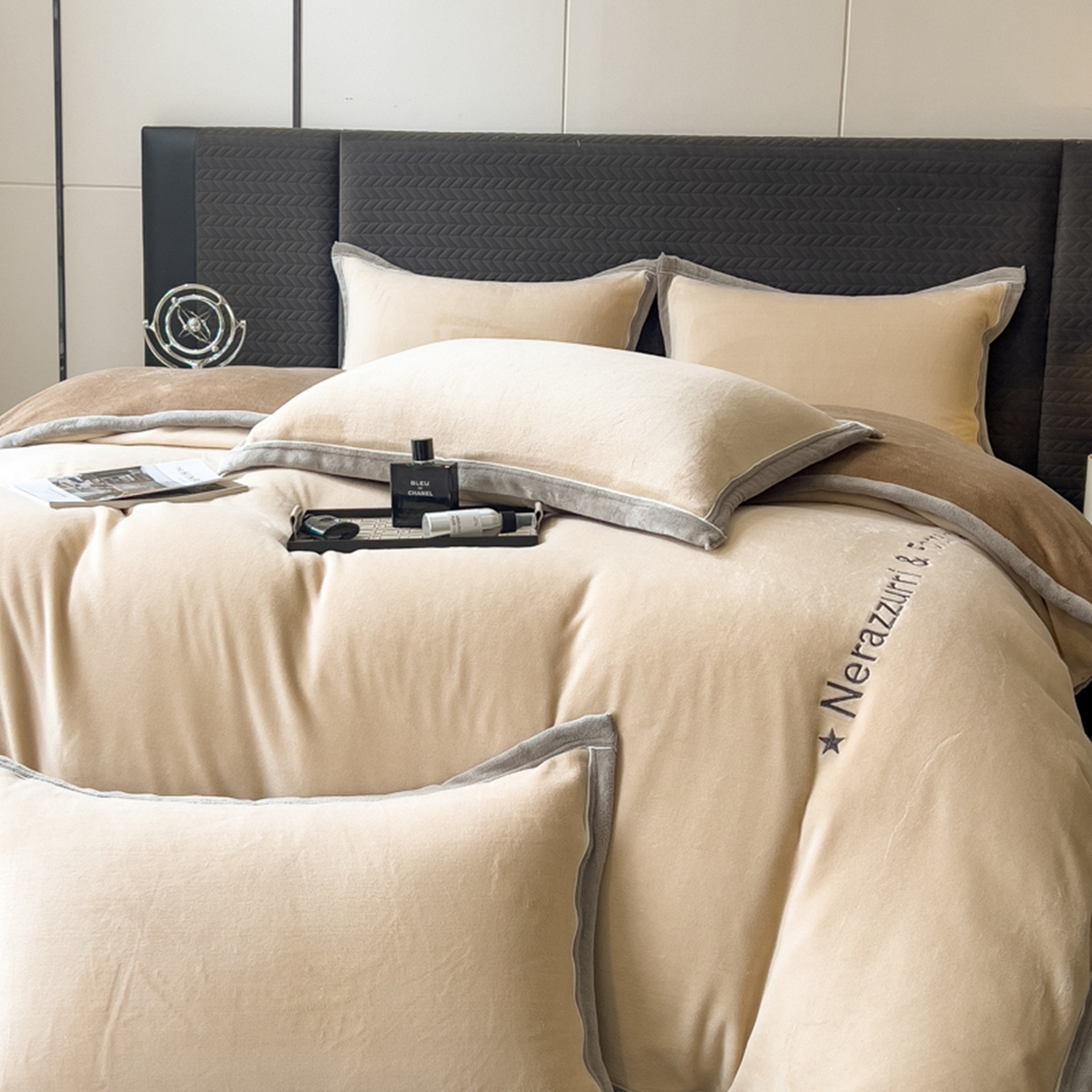 91家纺网 家纺一手货源 找家纺 印季家纺 2025新款牛奶绒两星绣花包边四件套 米驼-咖啡