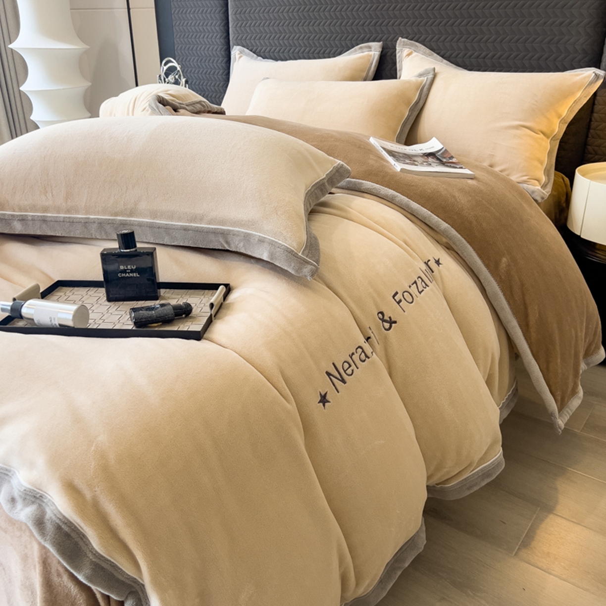 91家纺网 家纺一手货源 找家纺 印季家纺 2025新款牛奶绒两星绣花包边四件套 米驼-咖啡