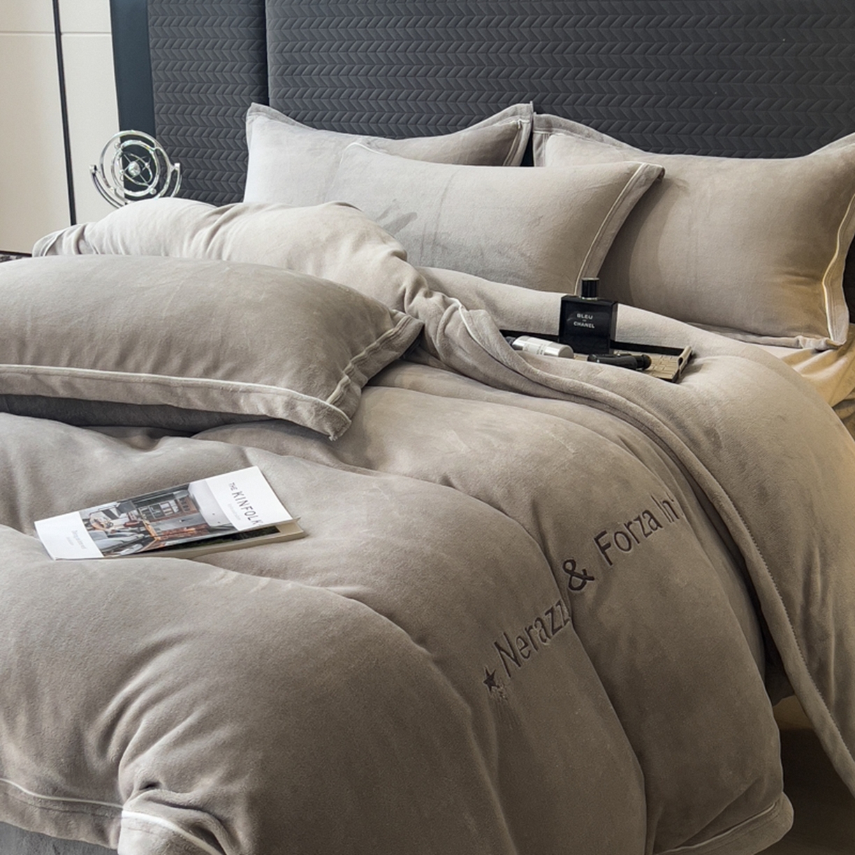 91家纺网 家纺一手货源 找家纺 印季家纺 2025新款牛奶绒两星绣花包边四件套 马丁灰