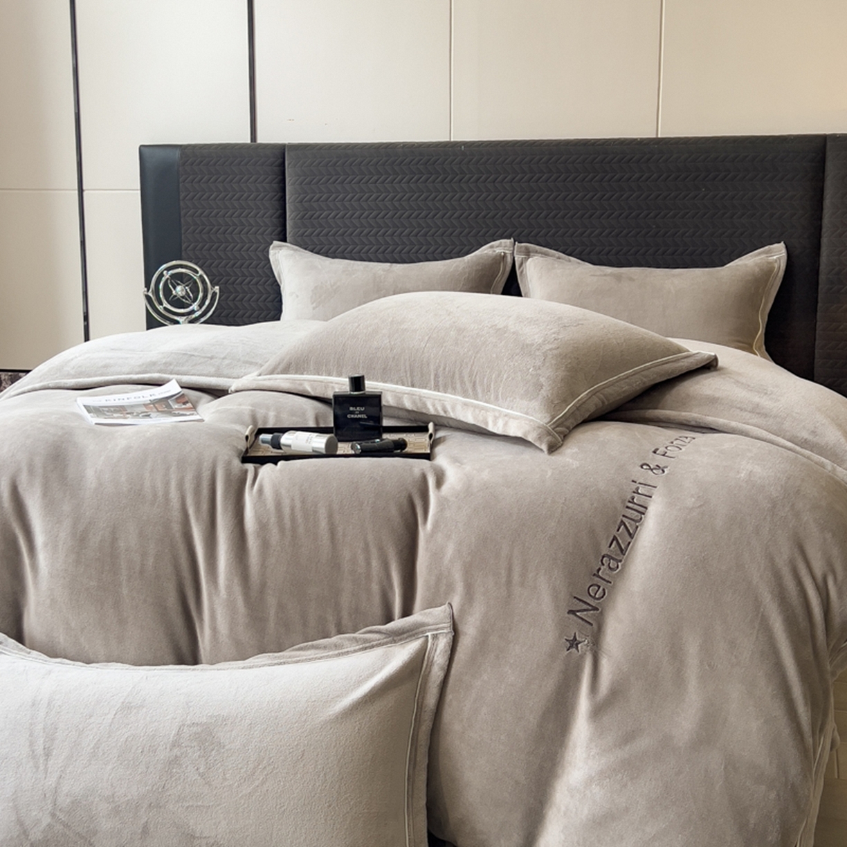 91家纺网 家纺一手货源 找家纺 印季家纺 2025新款牛奶绒两星绣花包边四件套 马丁灰