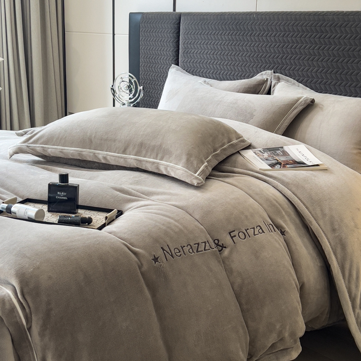 91家纺网 家纺一手货源 找家纺 印季家纺 2025新款牛奶绒两星绣花包边四件套 马丁灰