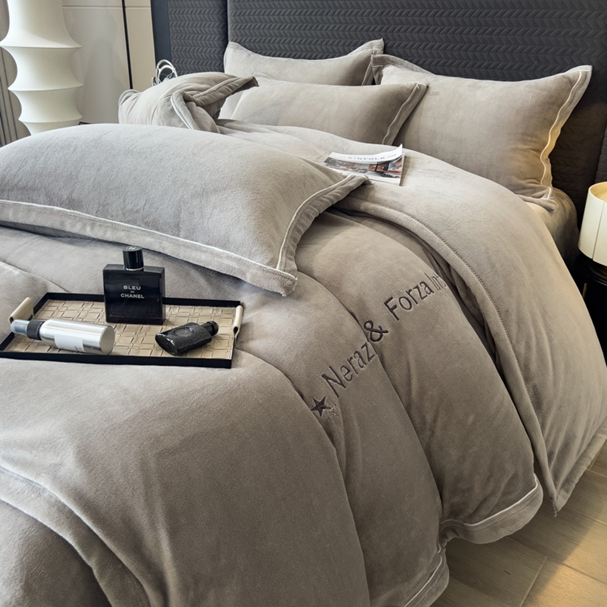 91家纺网 家纺一手货源 找家纺 印季家纺 2025新款牛奶绒两星绣花包边四件套 马丁灰