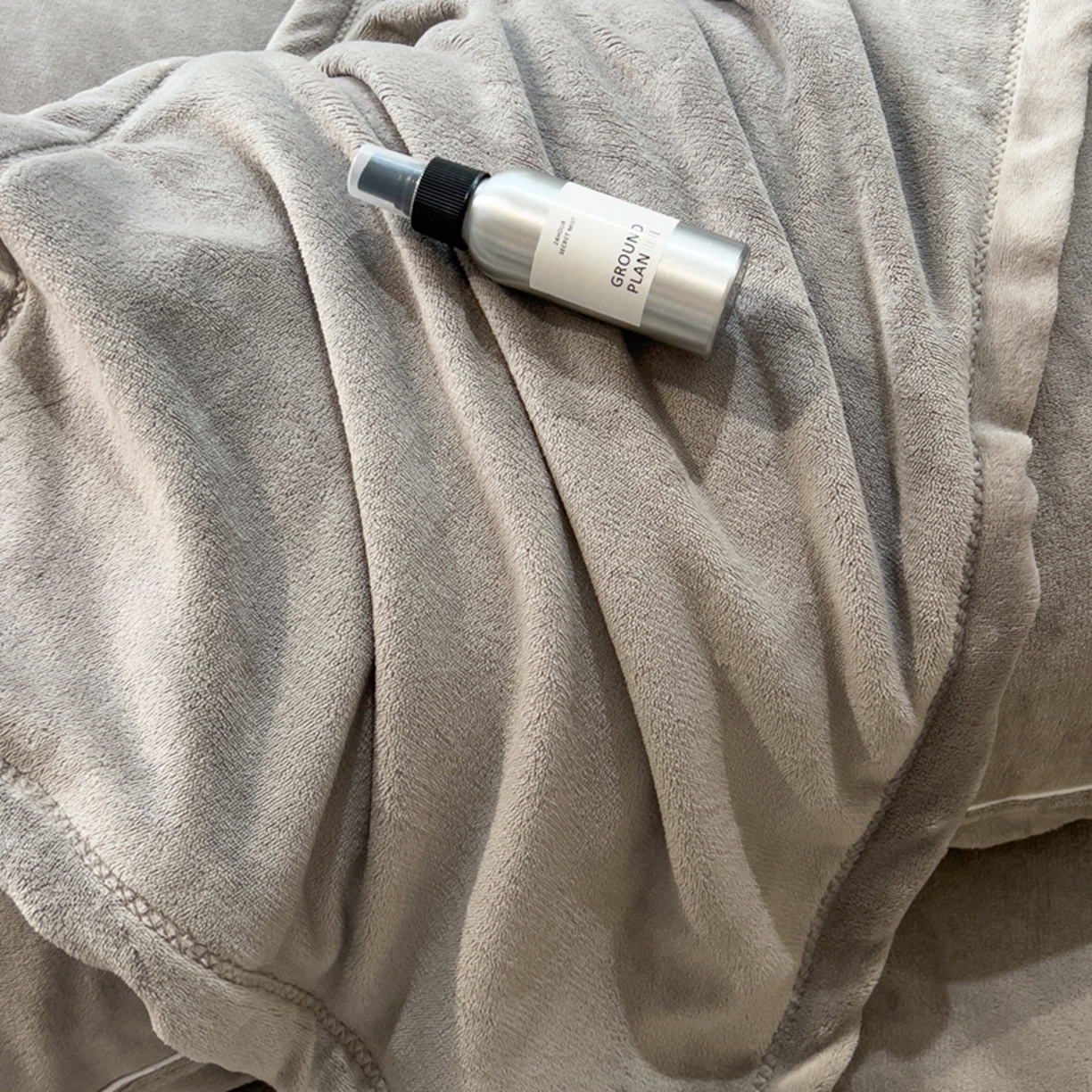 91家纺网 家纺一手货源 找家纺 印季家纺 2025新款牛奶绒两星绣花包边四件套 马丁灰