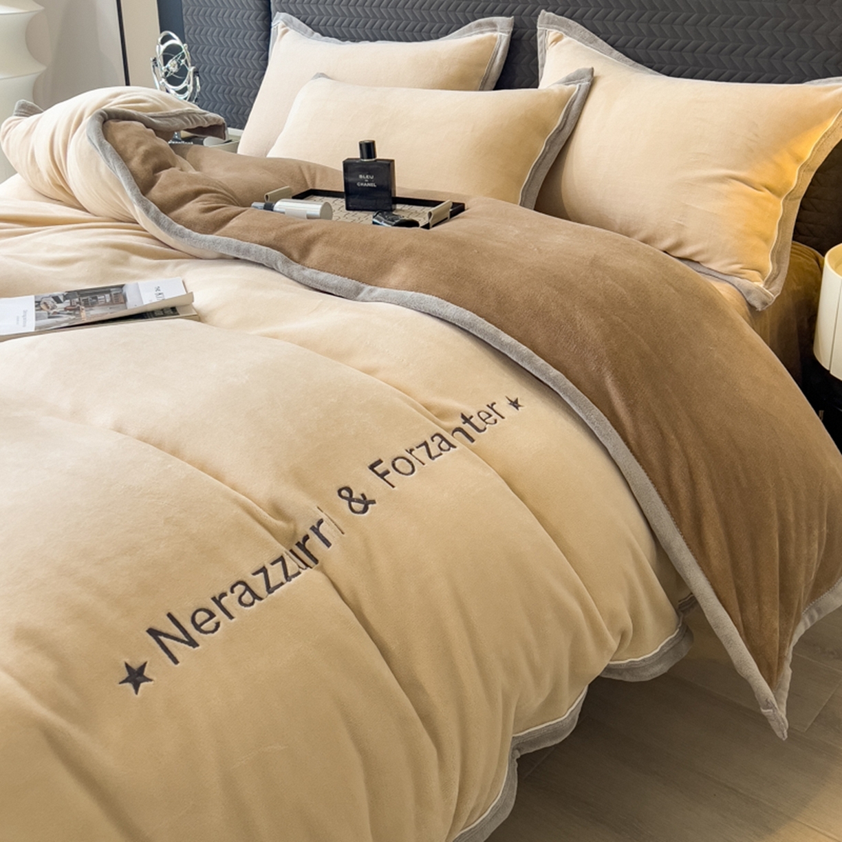 91家纺网 家纺一手货源 找家纺 印季家纺 2025新款牛奶绒两星绣花包边四件套 米驼-咖啡