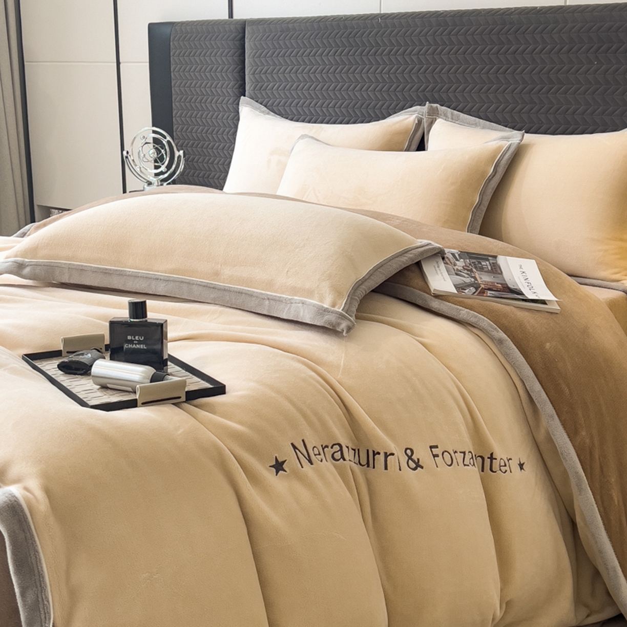 91家纺网 家纺一手货源 找家纺 印季家纺 2025新款牛奶绒两星绣花包边四件套 米驼-咖啡