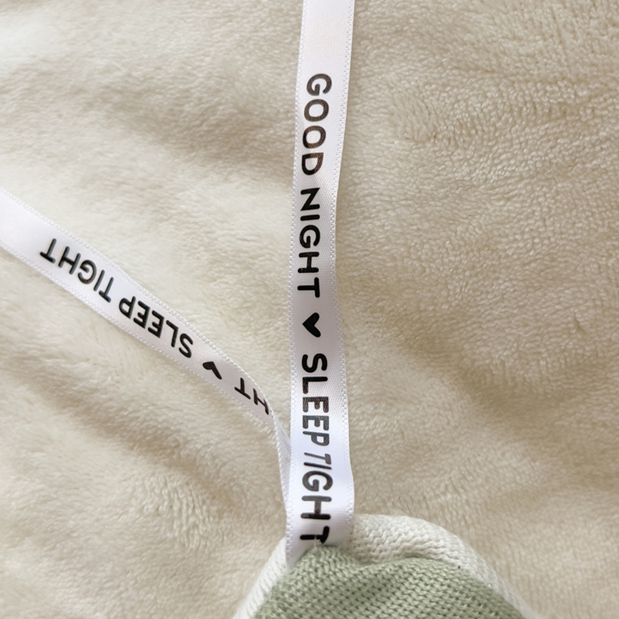 91家纺网 家纺一手货源 找家纺 印季家纺 2025新款牛奶绒两星绣花包边四件套 奶白-草绿