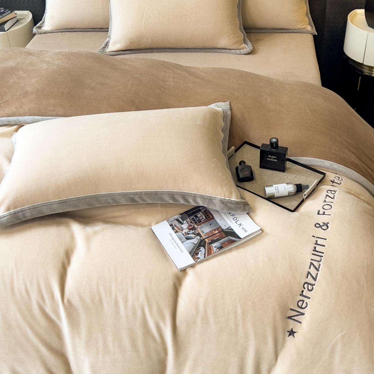 91家纺网 家纺一手货源 找家纺 印季家纺 2025新款牛奶绒两星绣花包边四件套 米驼-咖啡