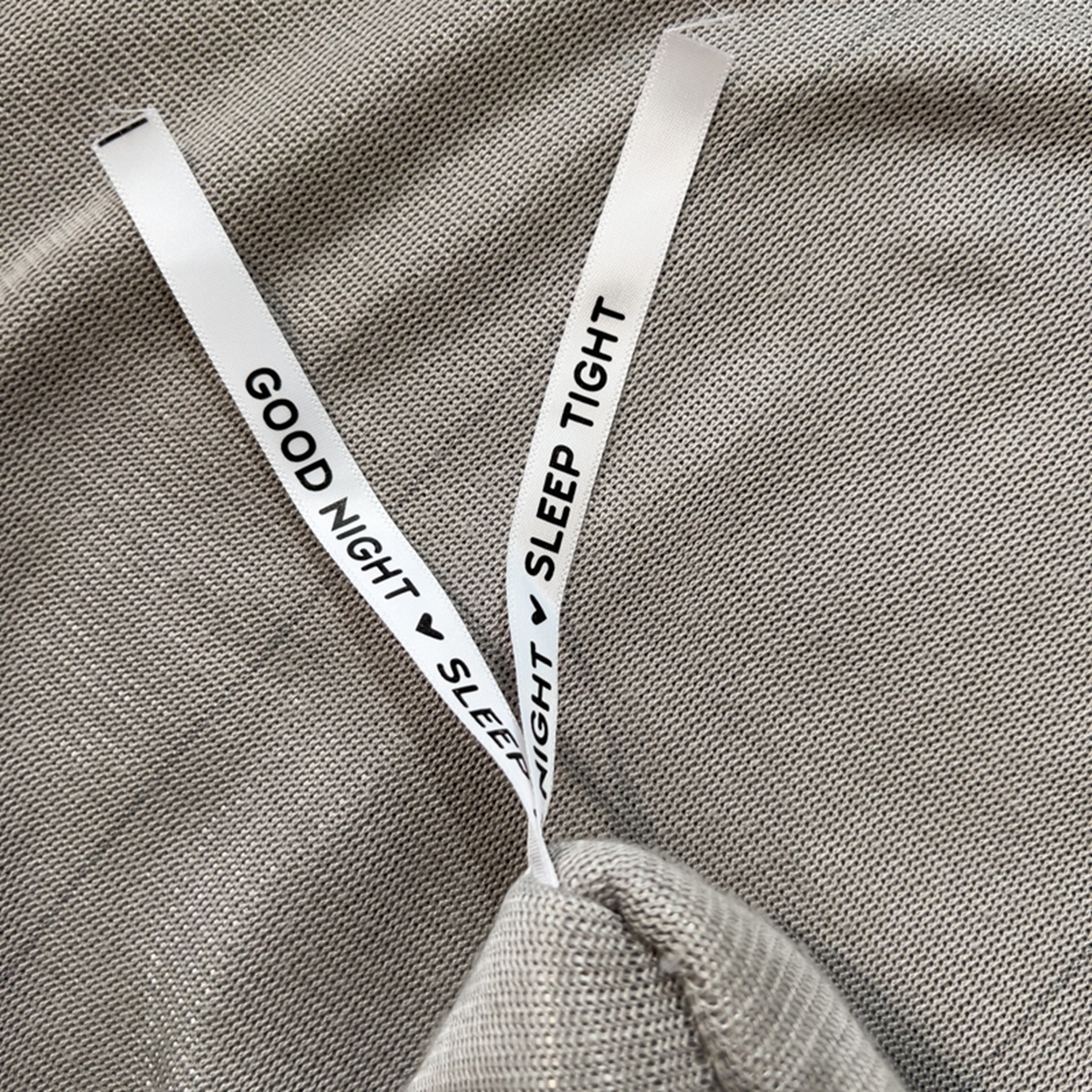 91家纺网 家纺一手货源 找家纺 印季家纺 2025新款牛奶绒两星绣花包边四件套 马丁灰