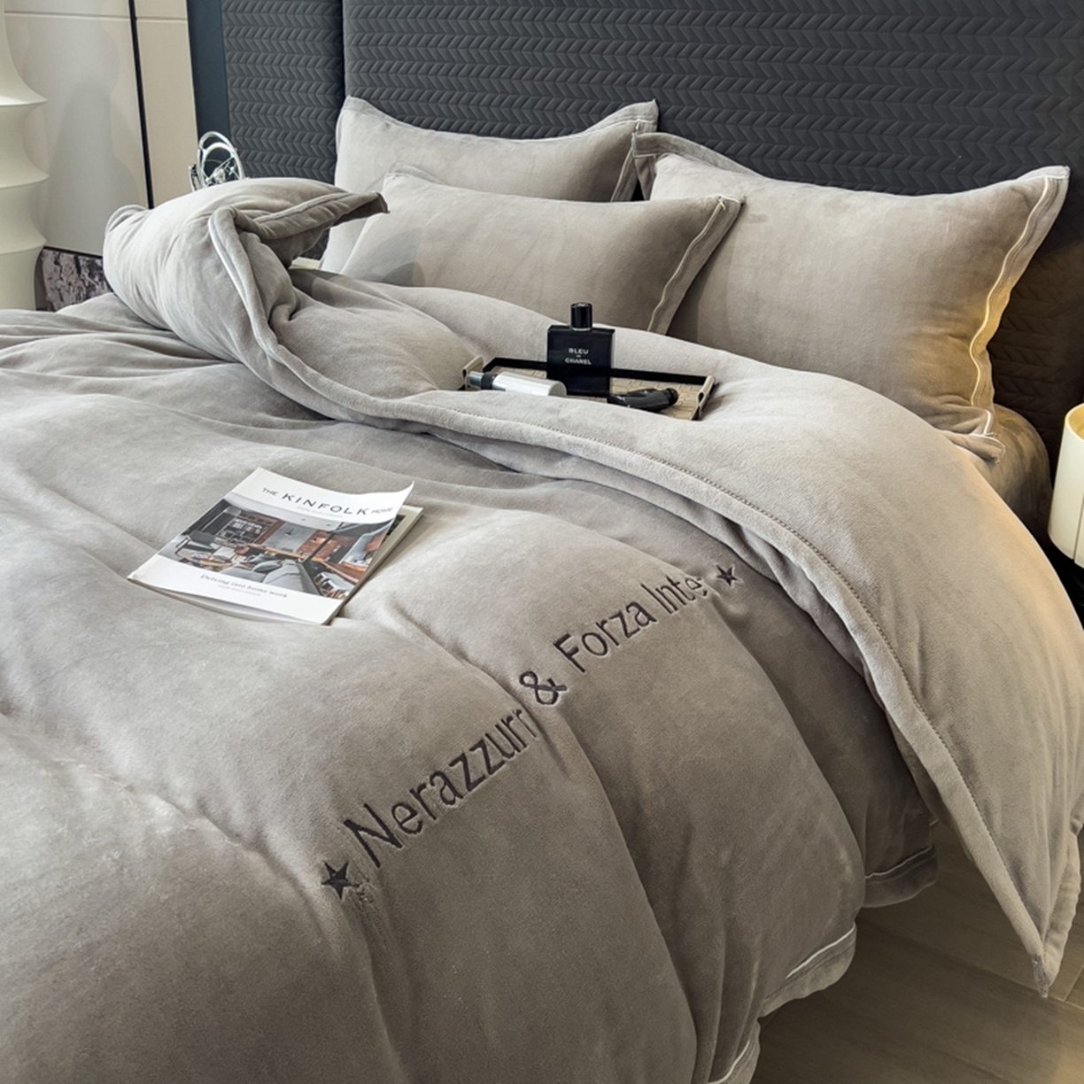 91家纺网 家纺一手货源 找家纺 印季家纺 2025新款牛奶绒两星绣花包边四件套 马丁灰