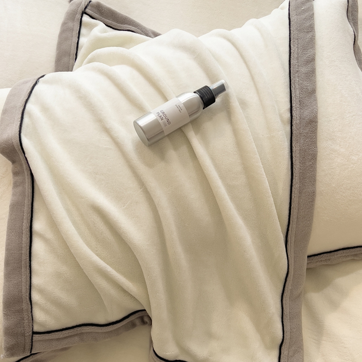 91家纺网 家纺一手货源 找家纺 印季家纺 2025新款牛奶绒两星绣花包边四件套 奶白-草绿