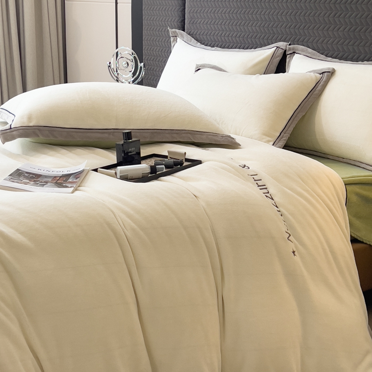 91家纺网 家纺一手货源 找家纺 印季家纺 2025新款牛奶绒两星绣花包边四件套 奶白-草绿