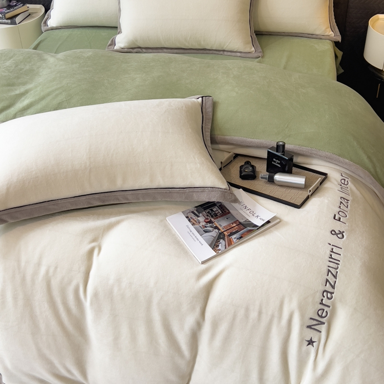 91家纺网 家纺一手货源 找家纺 印季家纺 2025新款牛奶绒两星绣花包边四件套 奶白-草绿