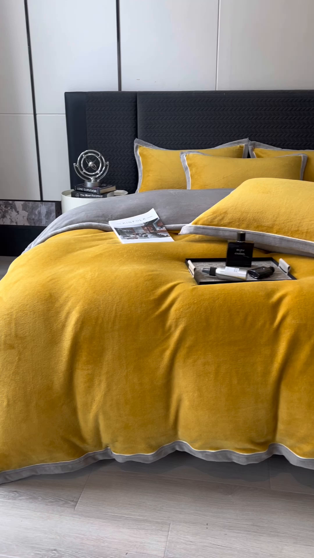 91家纺网 家纺一手货源 找家纺 印季家纺 2025新款牛奶绒两星绣花包边四件套 姜黄-马丁灰