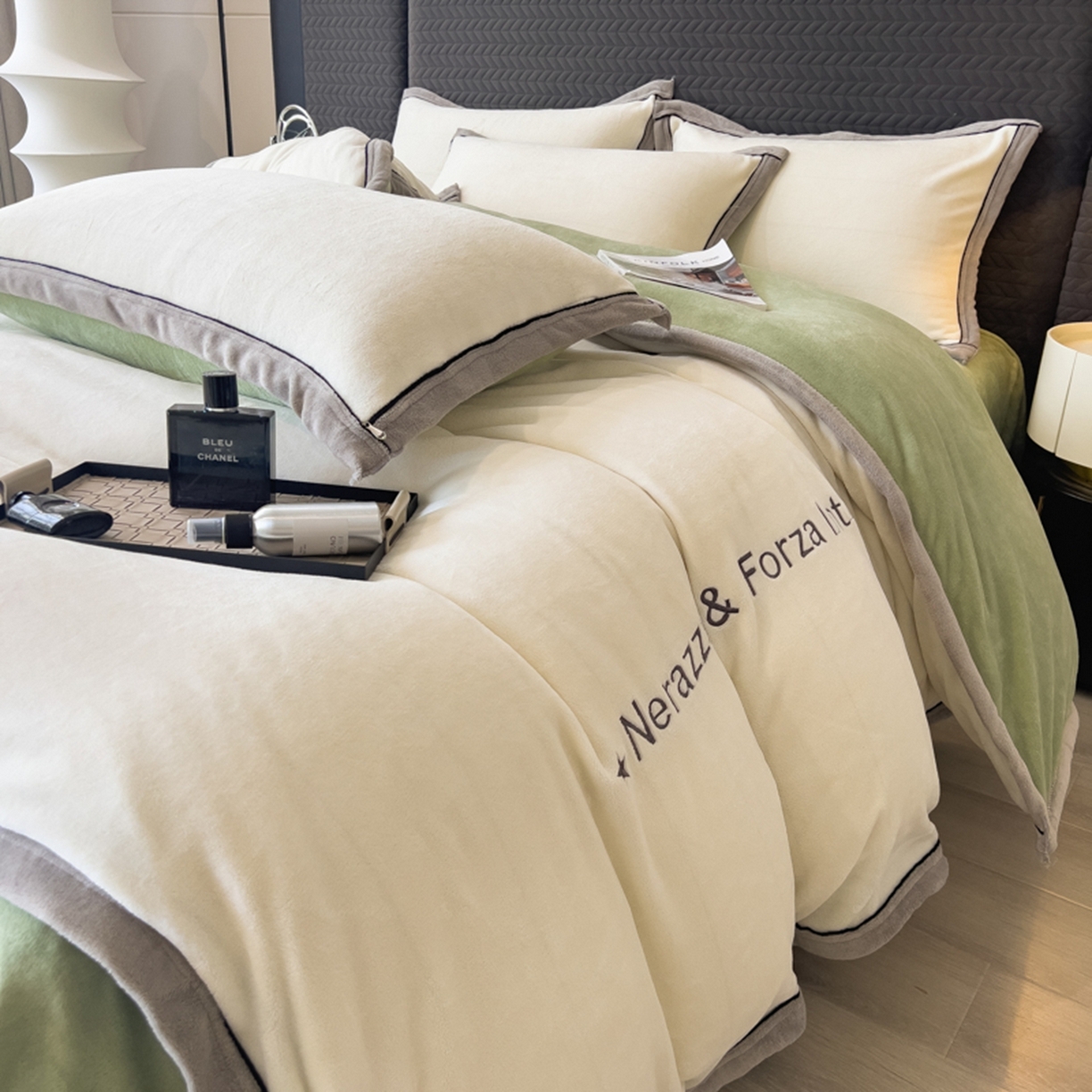 91家纺网 家纺一手货源 找家纺 印季家纺 2025新款牛奶绒两星绣花包边四件套 奶白-草绿