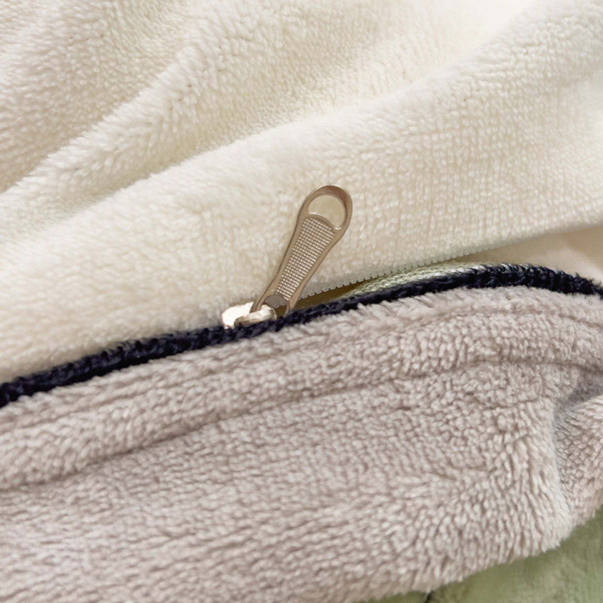 91家纺网 家纺一手货源 找家纺 印季家纺 2025新款牛奶绒两星绣花包边四件套 奶白-草绿