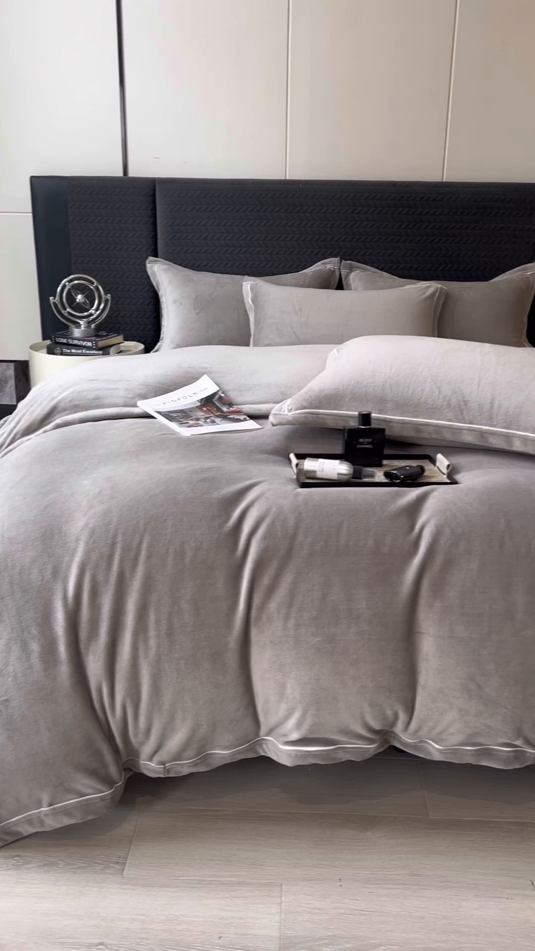 91家纺网 家纺一手货源 找家纺 印季家纺 2025新款牛奶绒两星绣花包边四件套 马丁灰