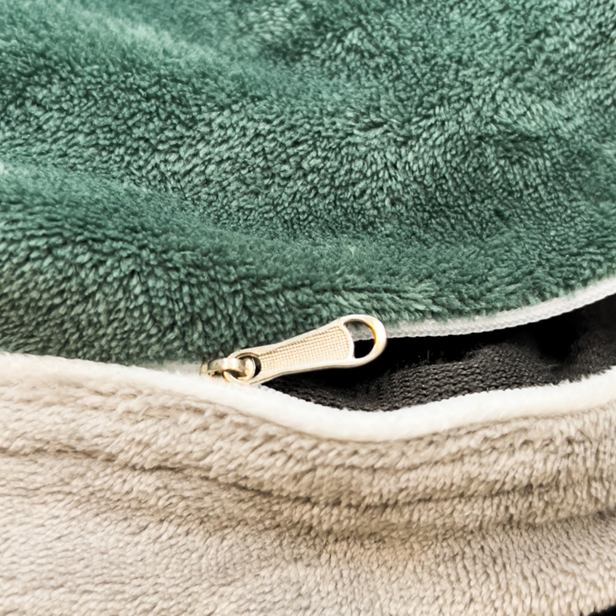 91家纺网 家纺一手货源 找家纺 印季家纺 2025新款牛奶绒两星绣花包边四件套 灰绿-深灰