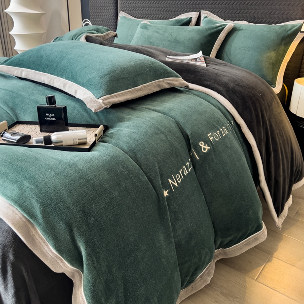 91家纺网 家纺一手货源 找家纺 印季家纺 2025新款牛奶绒两星绣花包边四件套 灰绿-深灰