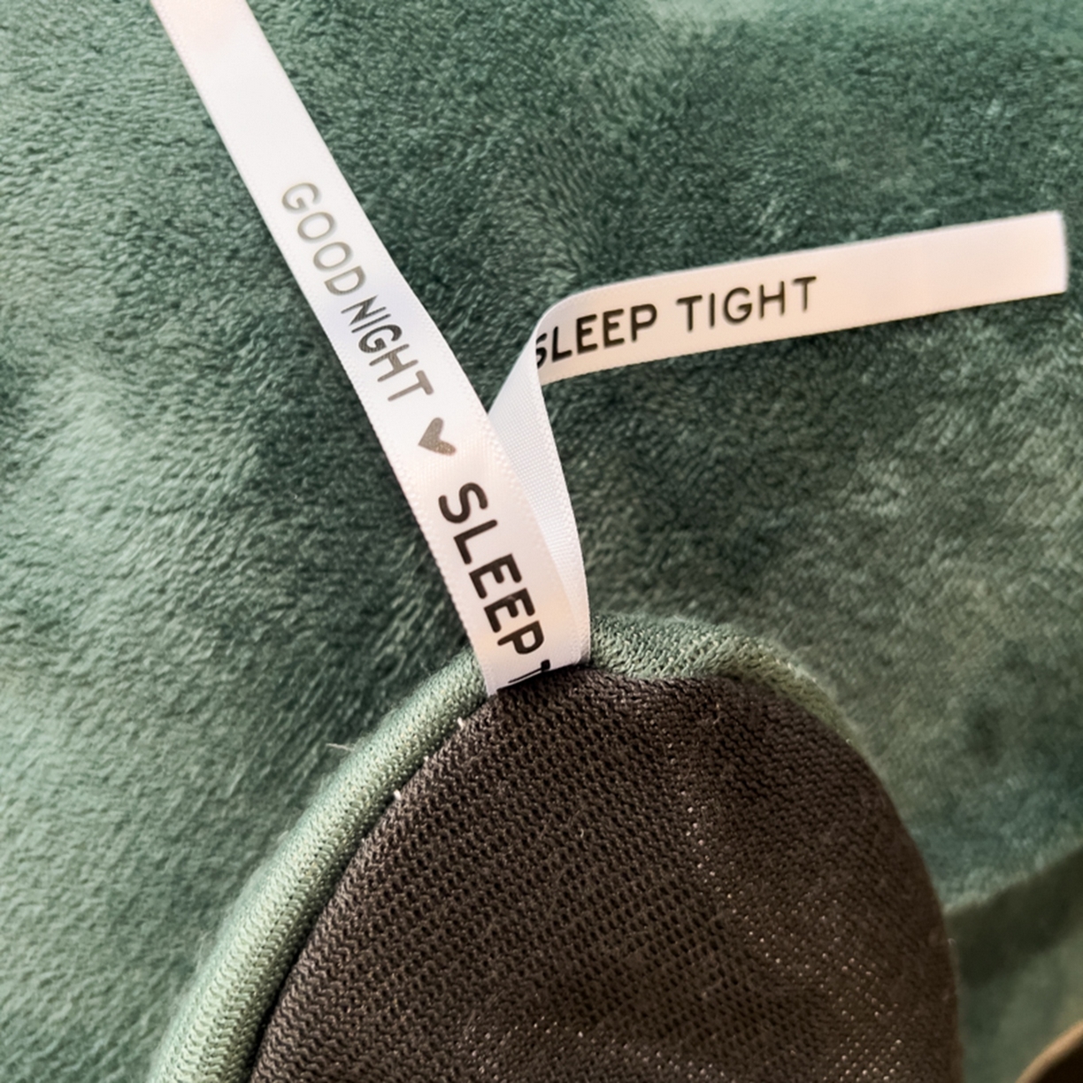 91家纺网 家纺一手货源 找家纺 印季家纺 2025新款牛奶绒两星绣花包边四件套 灰绿-深灰