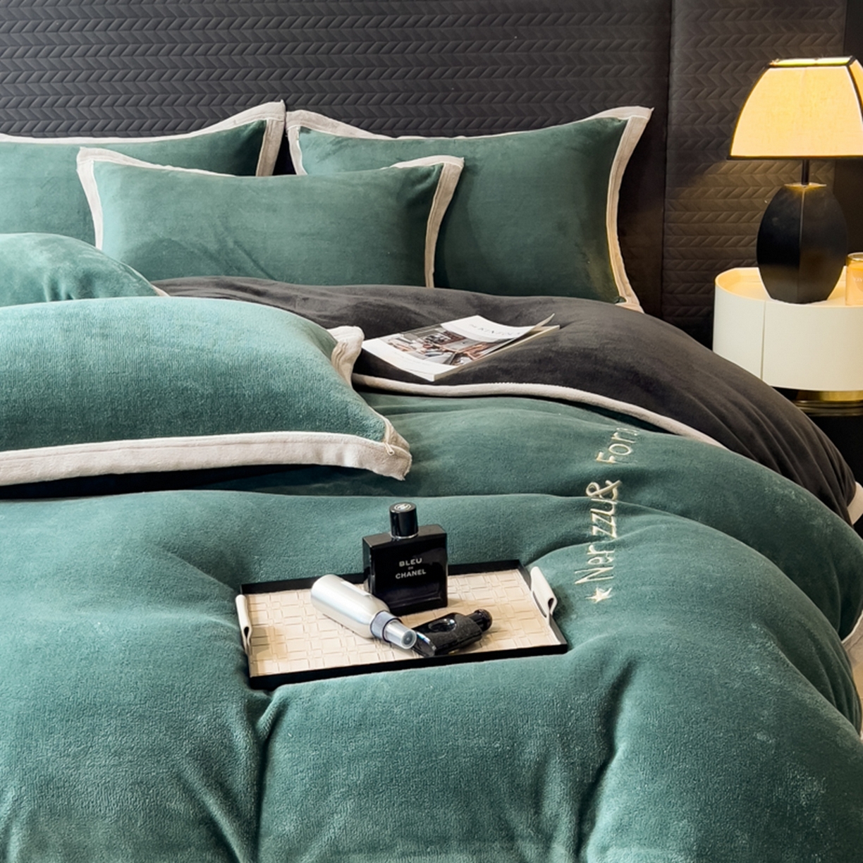 91家纺网 家纺一手货源 找家纺 印季家纺 2025新款牛奶绒两星绣花包边四件套 灰绿-深灰