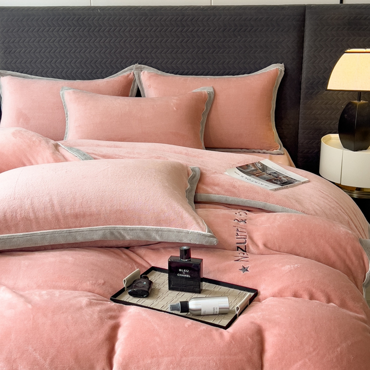 91家纺网 家纺一手货源 找家纺 印季家纺 2025新款牛奶绒两星绣花包边四件套 豆沙