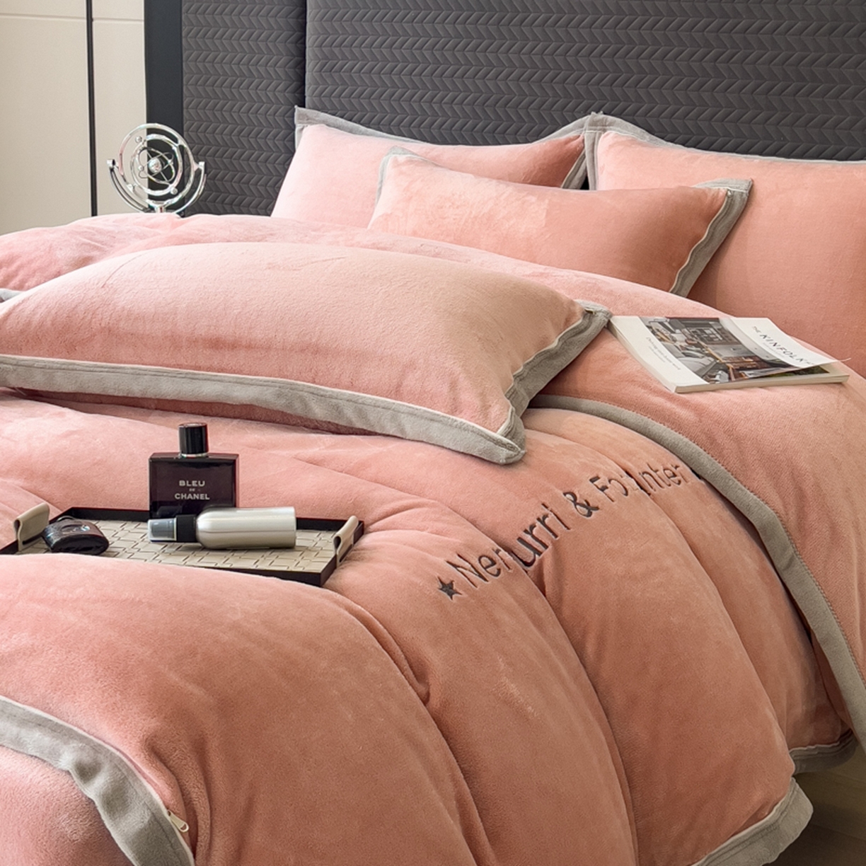 91家纺网 家纺一手货源 找家纺 印季家纺 2025新款牛奶绒两星绣花包边四件套 豆沙