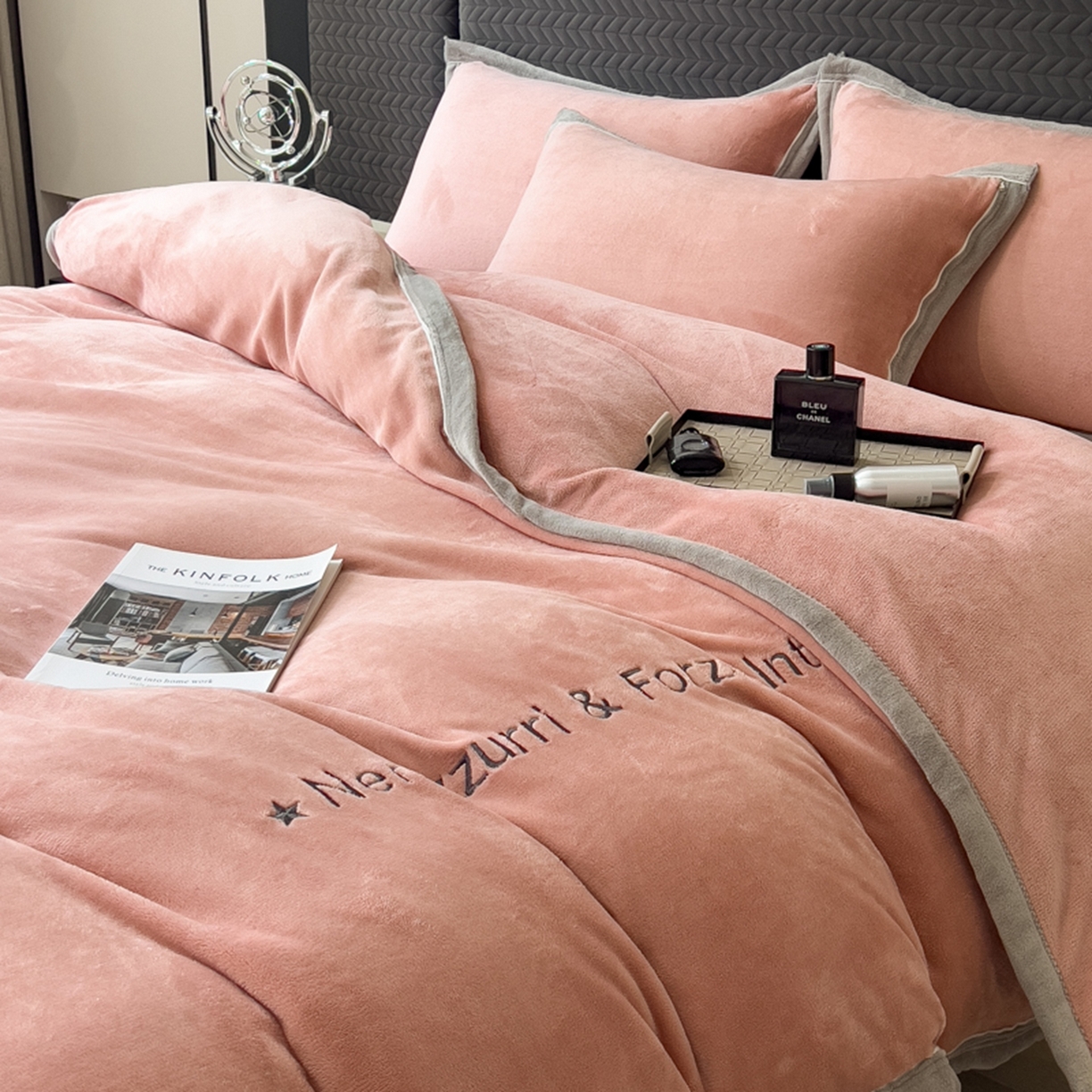 91家纺网 家纺一手货源 找家纺 印季家纺 2025新款牛奶绒两星绣花包边四件套 豆沙