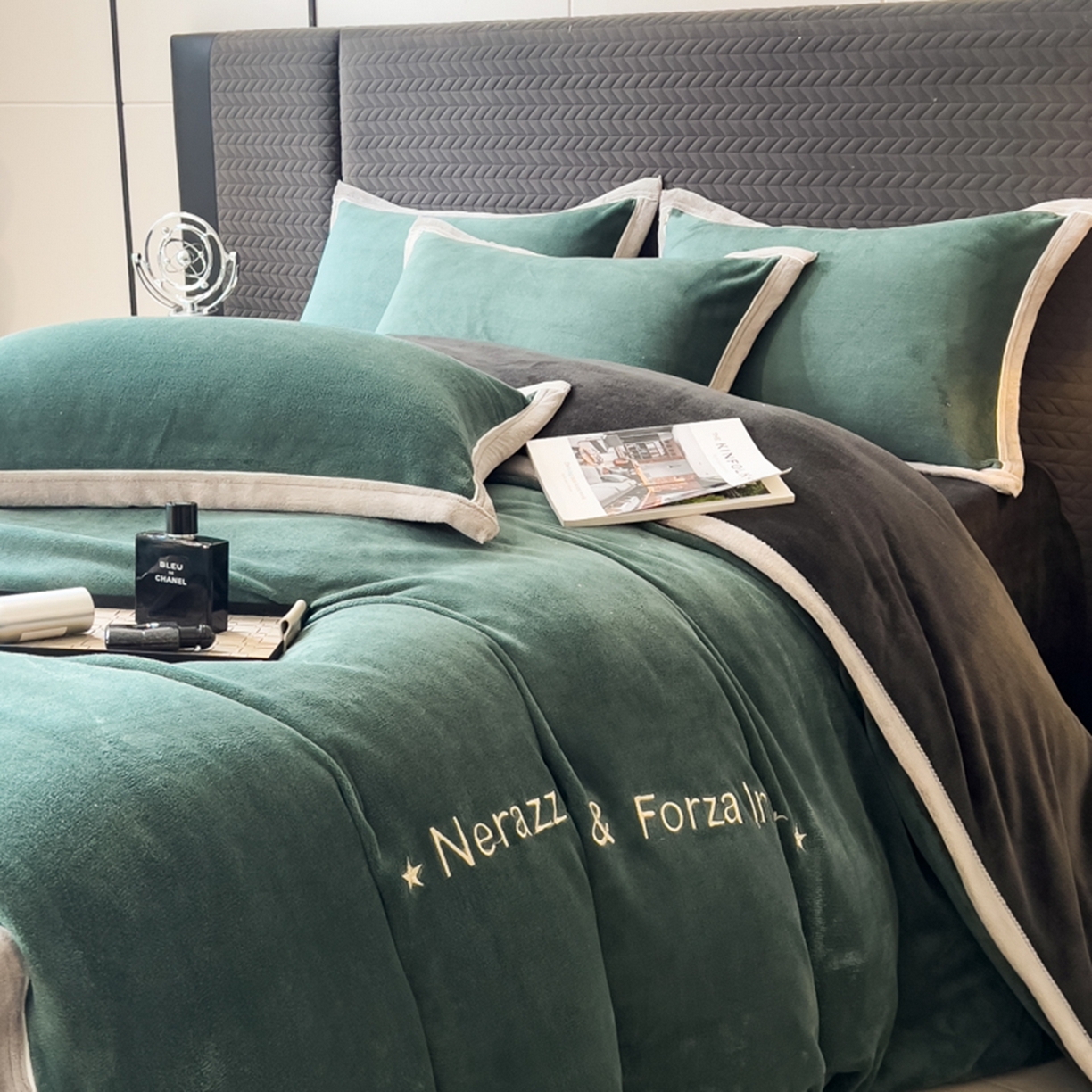 91家纺网 家纺一手货源 找家纺 印季家纺 2025新款牛奶绒两星绣花包边四件套 灰绿-深灰