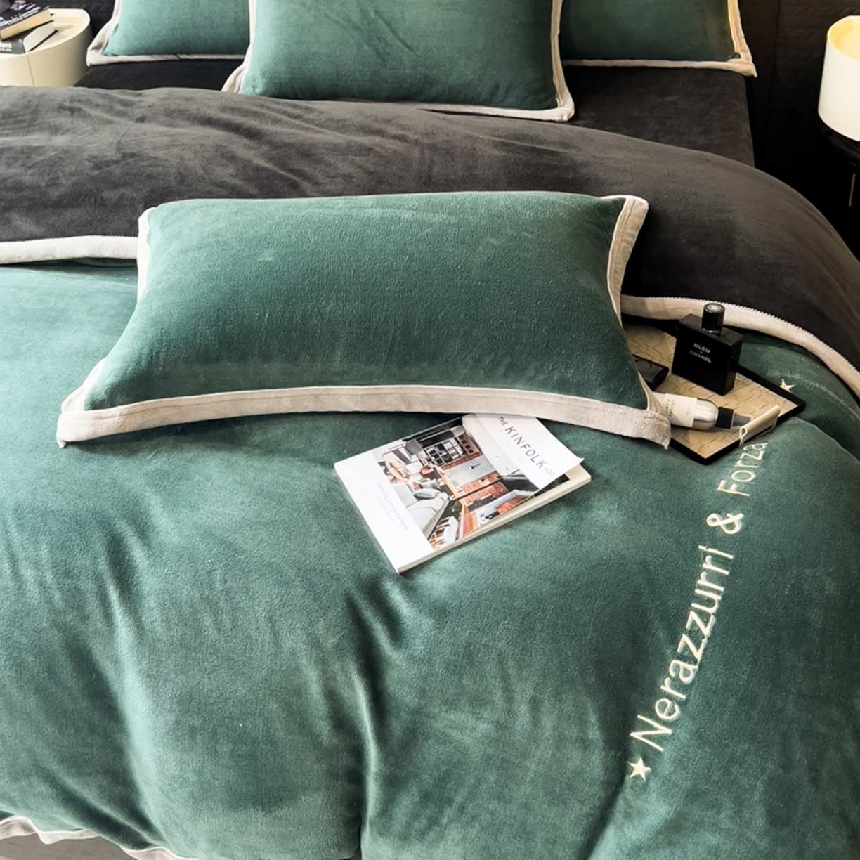 91家纺网 家纺一手货源 找家纺 印季家纺 2025新款牛奶绒两星绣花包边四件套 灰绿-深灰