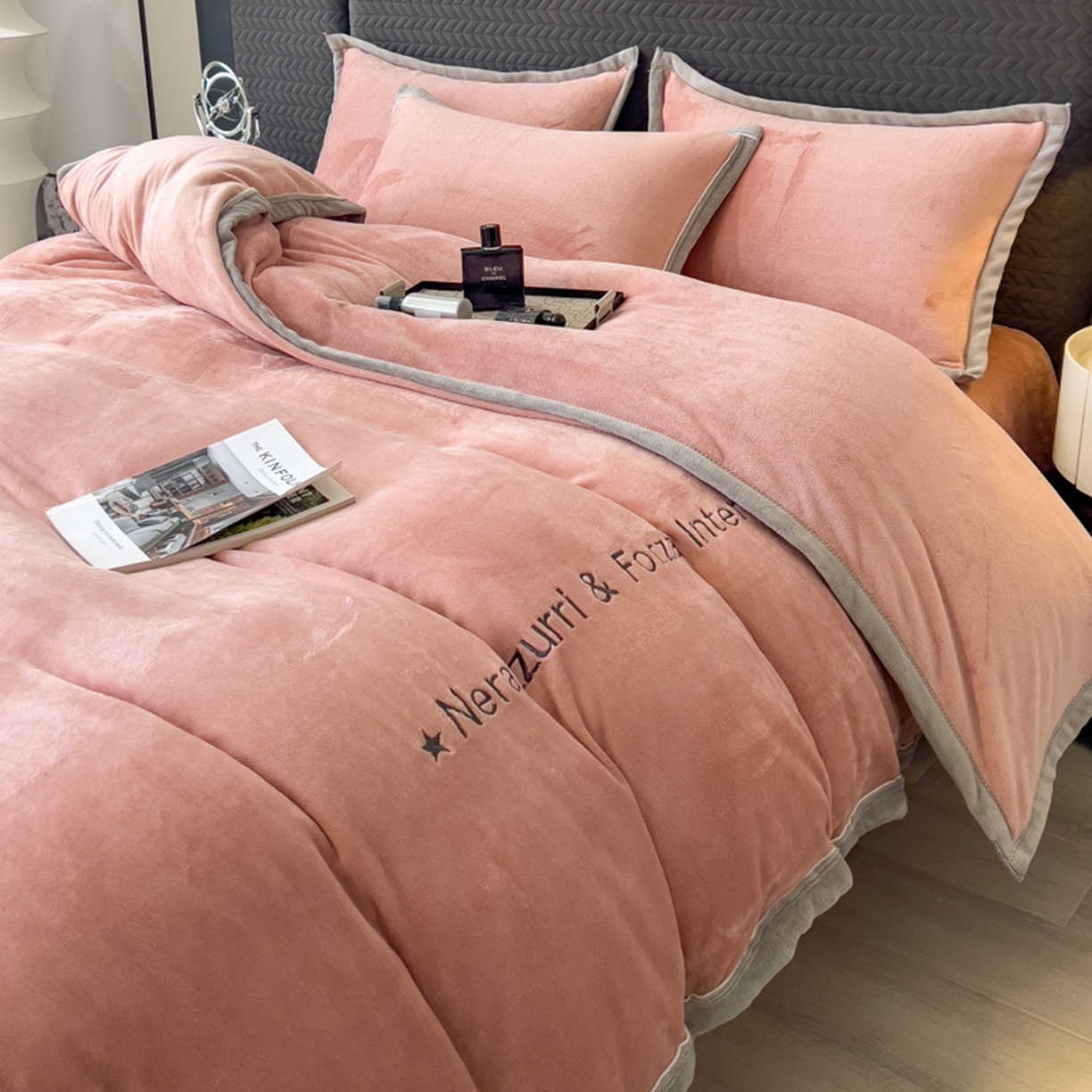 91家纺网 家纺一手货源 找家纺 印季家纺 2025新款牛奶绒两星绣花包边四件套 豆沙