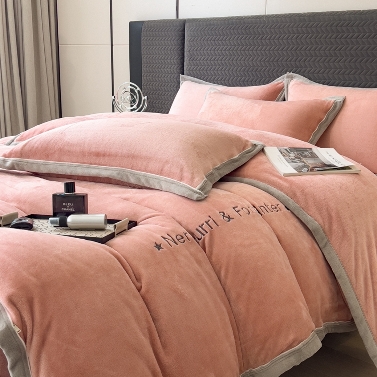 91家纺网 家纺一手货源 找家纺 印季家纺 2025新款牛奶绒两星绣花包边四件套 豆沙