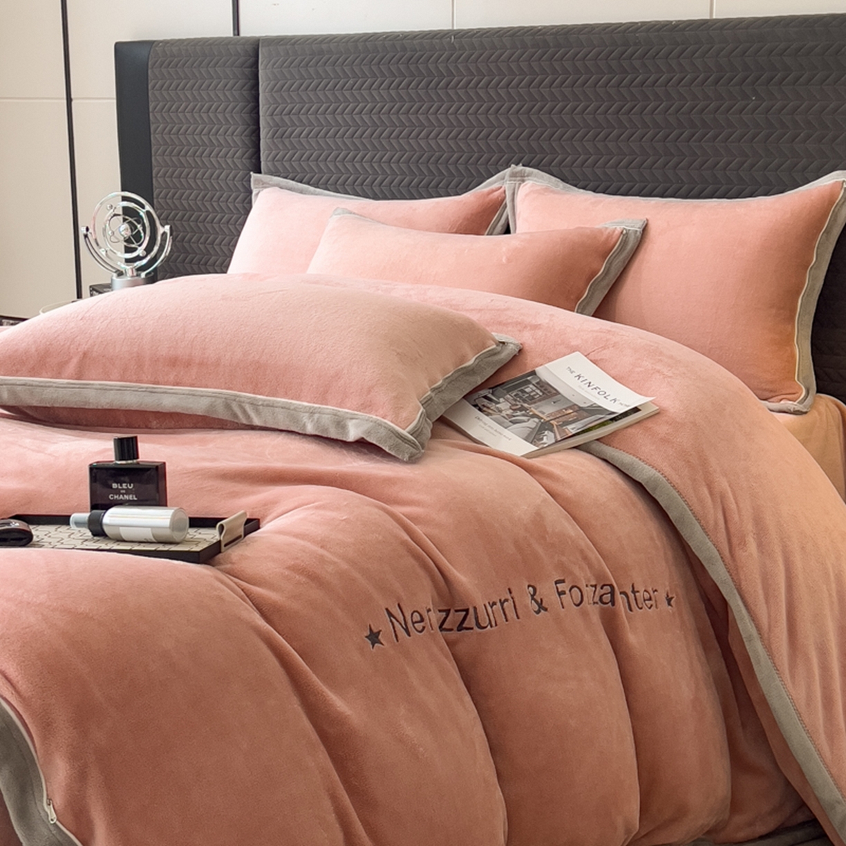 91家纺网 家纺一手货源 找家纺 印季家纺 2025新款牛奶绒两星绣花包边四件套 豆沙