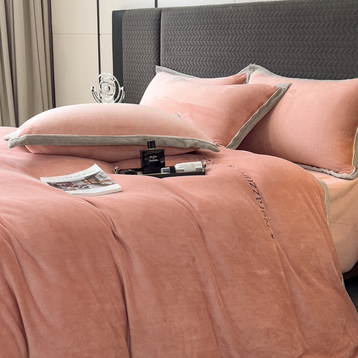 91家纺网 家纺一手货源 找家纺 印季家纺 2025新款牛奶绒两星绣花包边四件套 豆沙