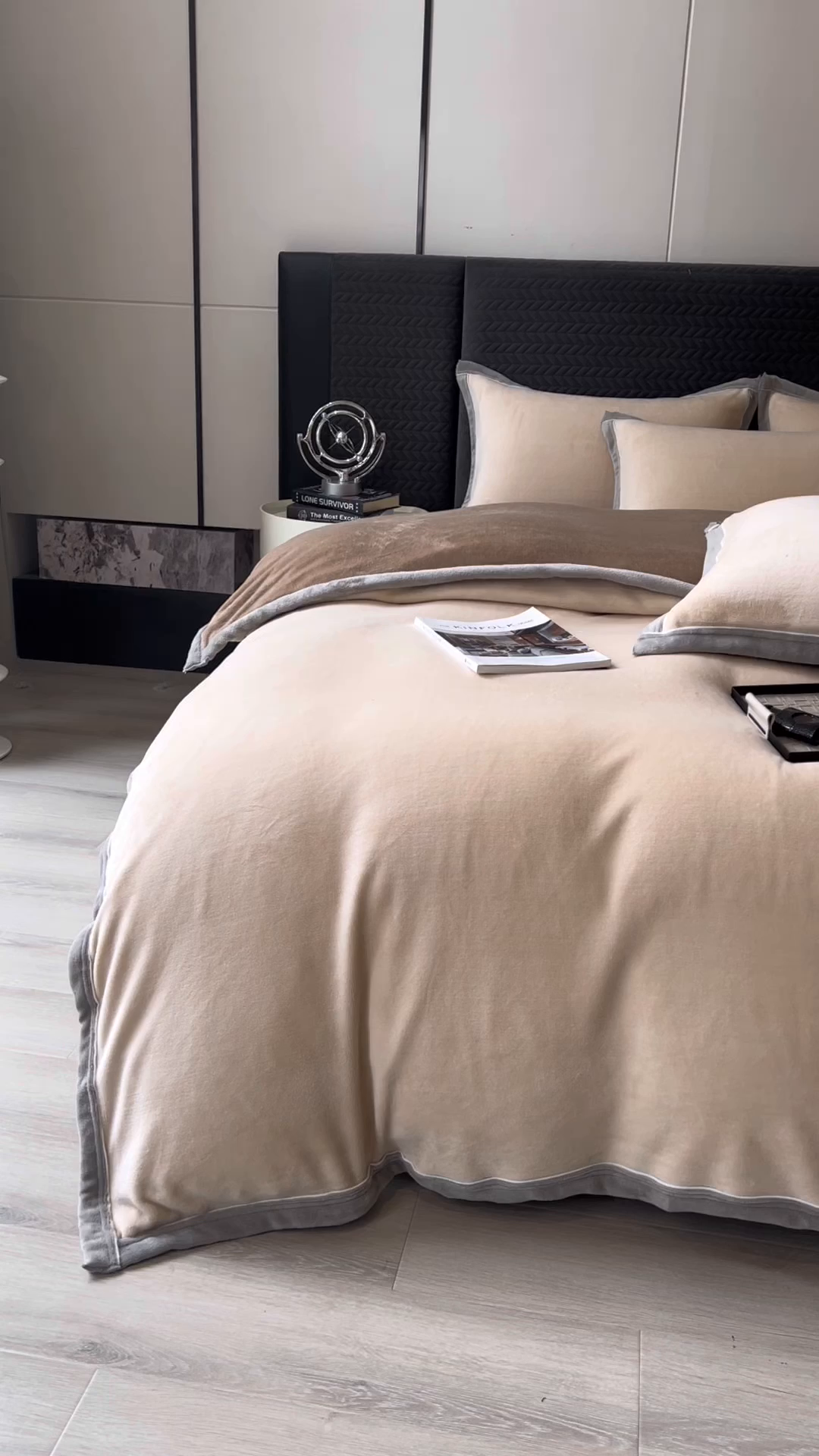 91家纺网 家纺一手货源 找家纺 印季家纺 2025新款牛奶绒两星绣花包边四件套 米驼-咖啡