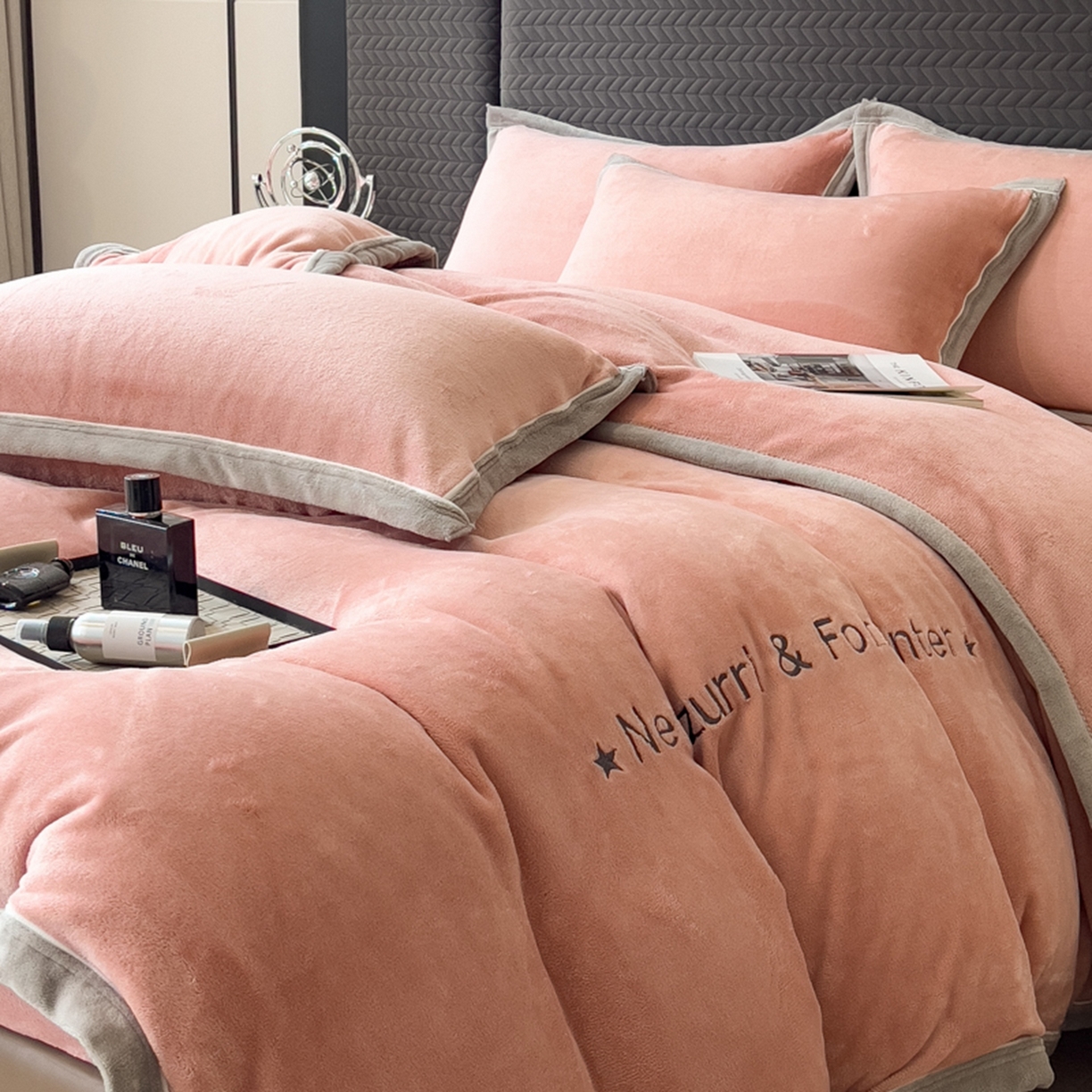 91家纺网 家纺一手货源 找家纺 印季家纺 2025新款牛奶绒两星绣花包边四件套 豆沙