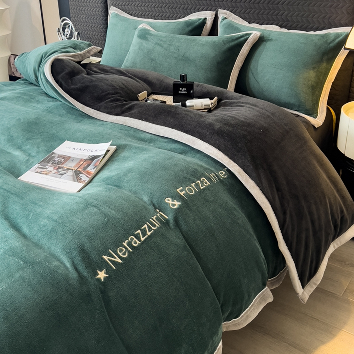 91家纺网 家纺一手货源 找家纺 印季家纺 2025新款牛奶绒两星绣花包边四件套 灰绿-深灰